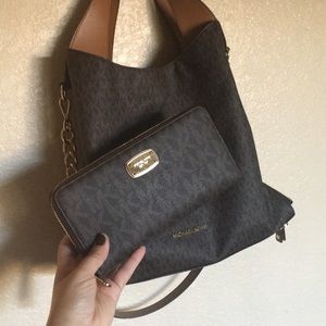 Michael Kors Devon and matching wallet set